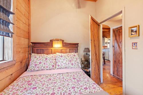 Un dormitorio con una cama con cabecero de madera. en Mighty Oak Log Cabin, en Fredericksburg