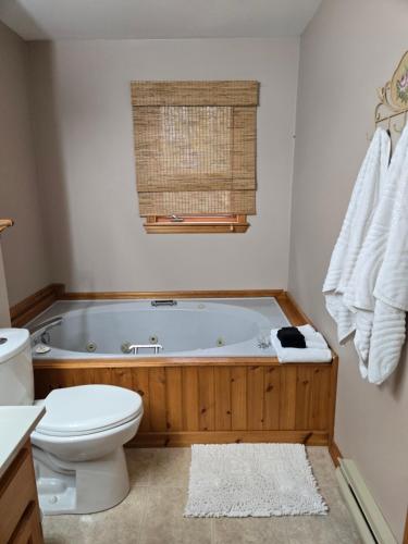 ein Badezimmer mit Toilette und Badewanne in der Unterkunft Rustic Hideaway in Nauwigewauk