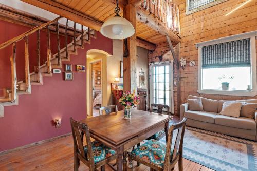 Zona de estar de Mighty Oak Log Cabin