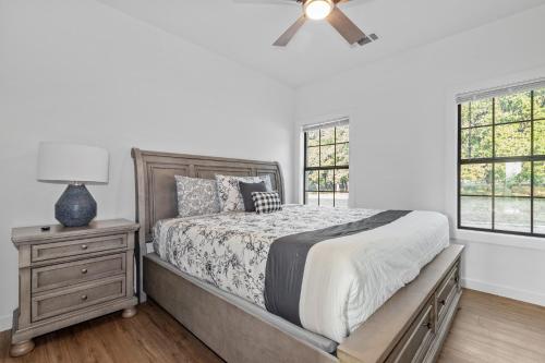 En eller flere senge i et værelse på Pecan Farm Garden Haus