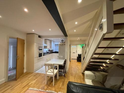 Gallery image of Homely luxury 4 Bedroom Villa with 4 Bathrooms - Elizabeth Line at walking distance - Wembley Stadium 7KM in London
