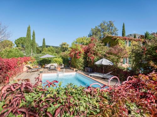 - une piscine en face d'une maison ornée de plantes dans l'établissement La petite maison de la ferme rose, à Moustiers-Sainte-Marie