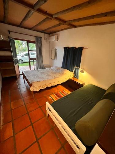 une chambre avec deux lits dans une pièce dans l'établissement Pilmaiquen, à Riachuelo