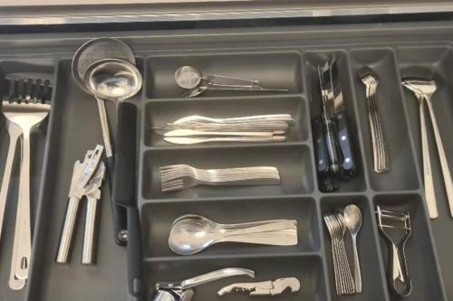 un plateau rempli d'ustensiles de cuisine dans l'établissement Superbe 4 pièces 75 m carrés pour 2 à 6 personnes Centre Parking 3 jours minimum, à Nice