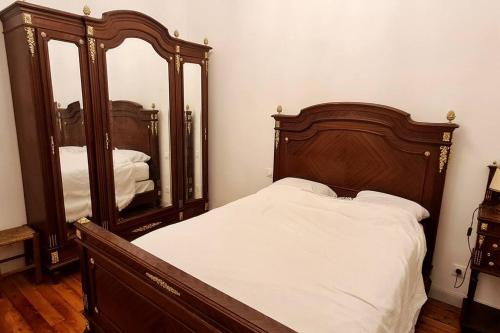 une chambre avec un lit et un grand miroir dans l'établissement Superbe 4 pièces 75 m carrés pour 2 à 6 personnes Centre Parking 3 jours minimum, à Nice