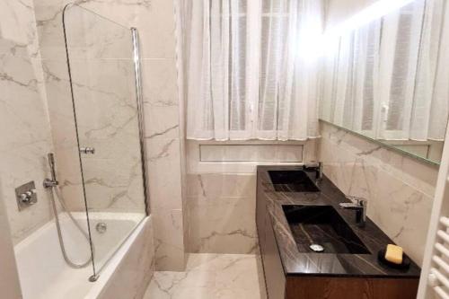 une salle de bain avec une douche, une baignoire et un lavabo dans l'établissement Superbe 4 pièces 75 m carrés pour 2 à 6 personnes Centre Parking 3 jours minimum, à Nice