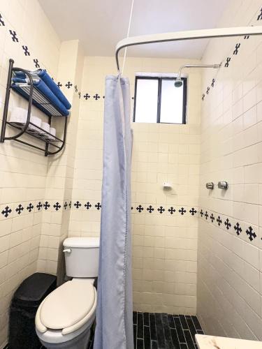 a bathroom with a toilet and a shower at Céntrico Estudio en Chapalita Tu Refugio Ideal 15 in Guadalajara