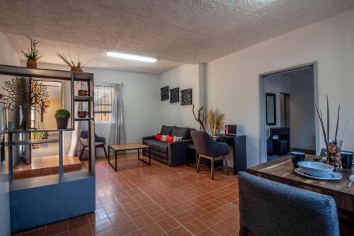a living room with a couch and a table at Céntrico Estudio en Chapalita Tu Refugio Ideal 15 in Guadalajara