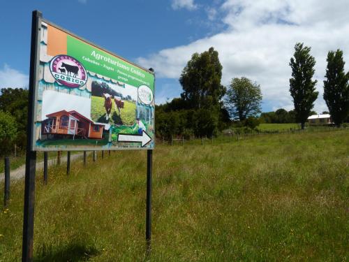 a sign in the middle of a field at Agroturismo Coñico in Quilquico