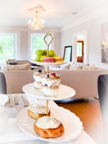 Een drielaags presentatie van desserts op borden op een tafel. bij Nevis Estate Boutique Hotel in Perth