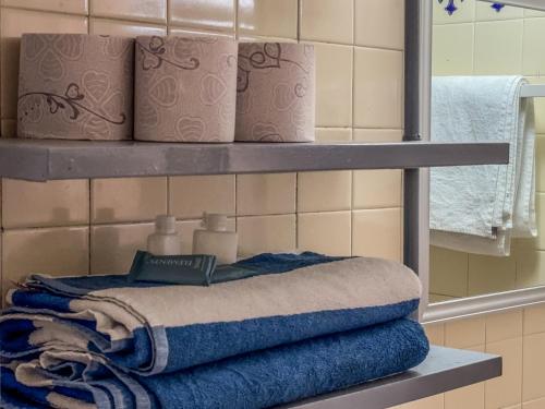 a pile of towels on a shelf in a bathroom at Loft Privado en el Corazón de Chapalita 12 in Guadalajara