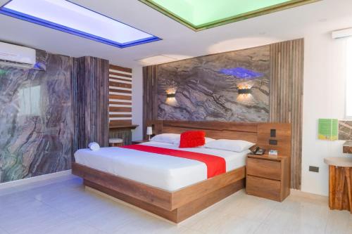 a bedroom with a bed and a large rock wall at Hotel Shaira 2 in Quibdó