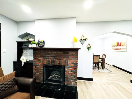 Posezení v ubytování Countryside Home with Rustic Feel in heart of Corning