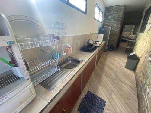 una cocina con fregadero y encimera en Villa puncak6, en Campaka