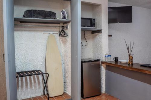 a small kitchen with a counter and a refrigerator at Sencillo y Acogedor Estudio en Chapalita 02 in Guadalajara