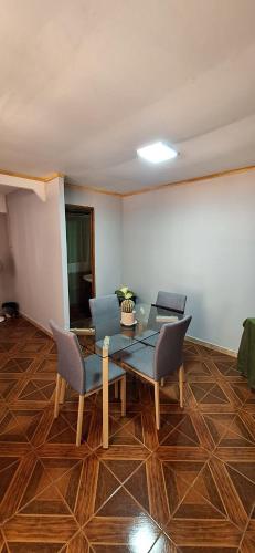 ein Esszimmer mit einem Tisch und zwei Stühlen in der Unterkunft Casa interior cercana aeropuerto in Santiago