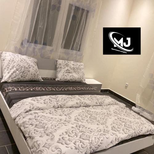 Ένα ή περισσότερα κρεβάτια σε δωμάτιο στο MJ Apartment Complex