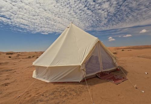 ein Zelt mitten in der Wüste in der Unterkunft The One - Sunset private Tent camp in Badīyah