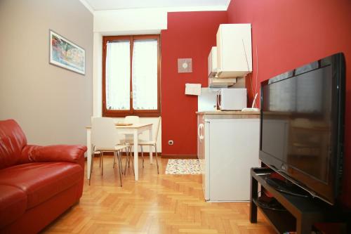 a living room with a couch and a flat screen tv at Bilocale Indipendente in Milan