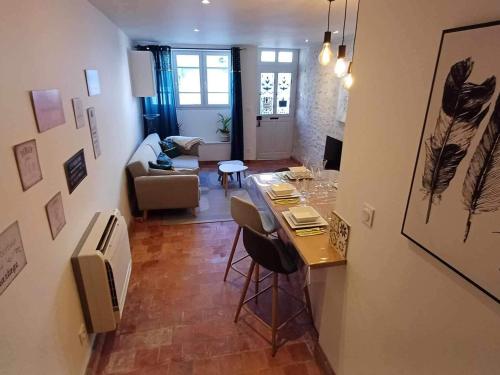 un salon avec une table et un canapé dans l'établissement Maison charmante près des châteaux de Loire - FR-1-590-444, à Beaugency