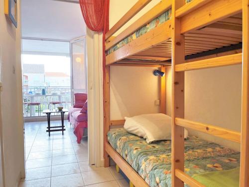 une chambre avec deux lits superposés dans une pièce dans l'établissement Appartement 6 couchages à 100m plage avec terrasse, parking, lave-linge et piste cyclable proche - FR-1-251-550, au Lavandou