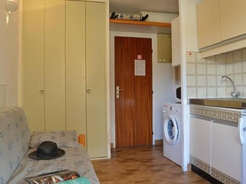 - une cuisine avec lave-linge et sèche-linge dans la chambre dans l'établissement Studio cabine 4 pers avec piscine, tennis et accès direct plage - Bormes-les-Mimosas - FR-1-251-559, à Bormes-les-Mimosas
