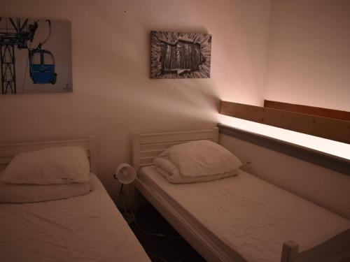 deux lits jumeaux dans une chambre avec fenêtre dans l'établissement Charmant triplex ensoleillé à Font-Romeu - FR-1-580-122, à Font-Romeu-Odeillo-Via