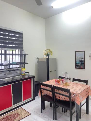 Kuchyň nebo kuchyňský kout v ubytování Homestay Sri Aliff