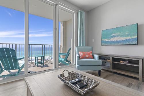 Część wypoczynkowa w obiekcie Newly Remodeled Beachfront Condo in Miramar Beach