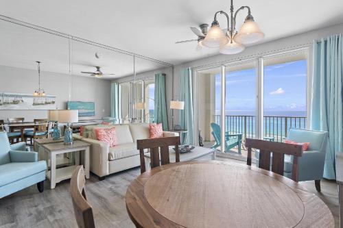 Część wypoczynkowa w obiekcie Newly Remodeled Beachfront Condo in Miramar Beach