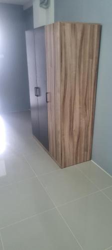 a mirror with a wooden door in a room at Chez mamie in Pattaya South
