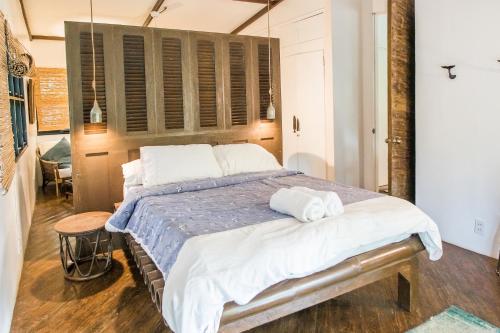 Voodi või voodid majutusasutuse TUKI Nest Spacious Home with Garden View & Self-Service Breakfast - Large Porch, Subic Monkeys, Pet Friendly with a Fee toas