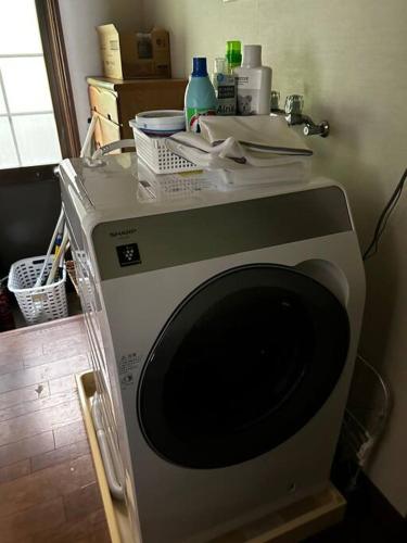 a washing machine in a kitchen with a counter at Kamakura House in Kamakura