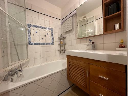 une salle de bain avec une baignoire et un lavabo et une baignoire tubermottermott dans l'établissement Charmant studio rénové proche télécabine avec terrasse et parking - FR-1-642-96, à Morillon