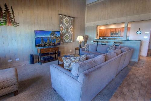 a living room with two couches and a kitchen at Sky Lake Splendor condo in South Lake Tahoe
