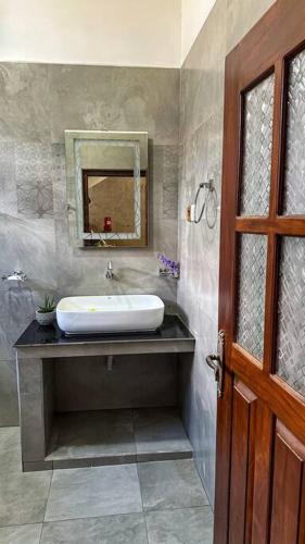 Ένα μπάνιο στο Villa Mandalore