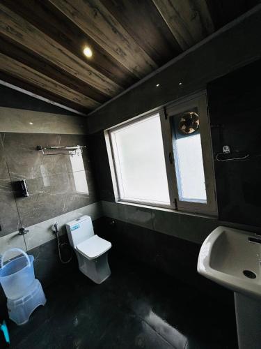 Ένα μπάνιο στο Hilly Horizon BnB Kufri