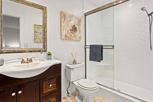 a bathroom with a toilet and a sink and a shower at Luxury 4BD and 3BA in Topanga Oasis with Pool, Spa and Cabana in Glenview
