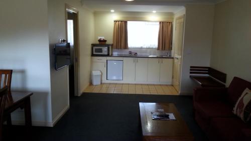 Kuchyň nebo kuchyňský kout v ubytování Armidale Pines Motel