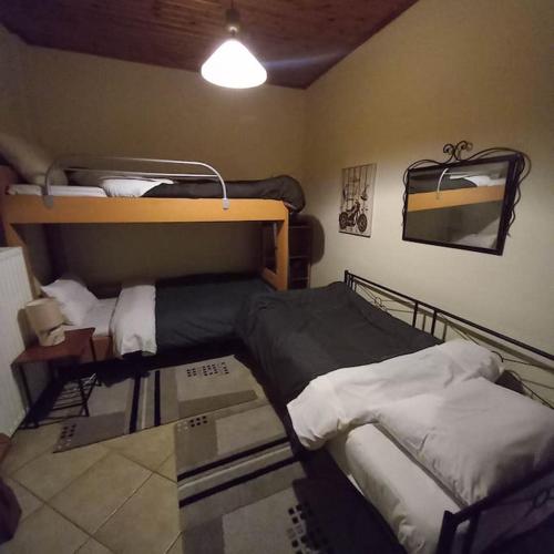 Кровать или кровати в номере Villa Lena Megalopoli