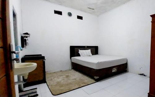 Ένα ή περισσότερα κρεβάτια σε δωμάτιο στο Homestay larangga