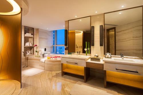 A bathroom at Seaton International Hotel Chengdu