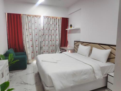 Ένα ή περισσότερα κρεβάτια σε δωμάτιο στο Premium Apartment in Hiranandani Powai by Maxxvalue - Chitranjan