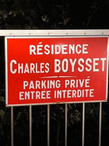 a red and white sign on a fence at Eden urbain au centre ville in Chalon-sur-Saône