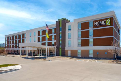 ein Bürogebäude mit einem Hausschild drauf in der Unterkunft Home2 Suites By Hilton Omaha West in Omaha