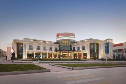 サカリヤにあるRamada by Wyndham Sakarya Hotelの時計塔が前に建つ建物