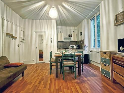 une cuisine et une salle à manger avec une table et des chaises dans l'établissement Thermes et centre à pied, appartement calme, parking et wifi gratuit, à Vals-les-Bains