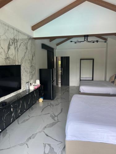 Postel nebo postele na pokoji v ubytování Thipburee Resort