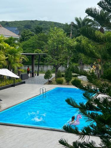 Thipburee Resort tesisinde veya buraya yakın yüzme havuzu