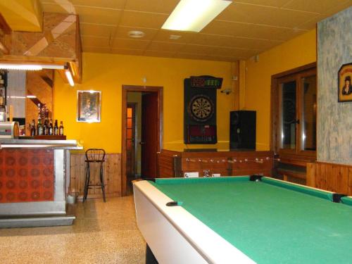 una sala de billar con una mesa de billar y un bar en Hotel Casa Custodio, en La Puebla de Roda